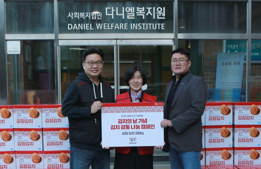 대상 종가가 ‘김치 감동 나눔 캠페인’을 통해 ‘다니엘복지원’에 김장김치 300kg을 전달했다. 김치 방문 나눔 행사에는 서경덕(왼쪽부터) 교수, 박은영 대상 식품BU장 전무, 지승현 다니엘복지원장이 참석했다.[대상 제공]