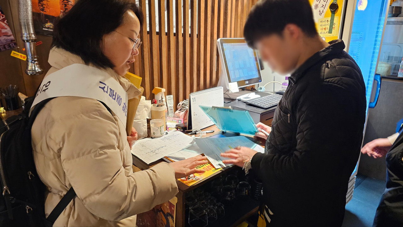 서울 송파구는 고3 수험생들이 대학수학능력시험 후 비행과 범죄에 노출되지 않도록 주민 대상 강좌를 열고 유해업소 야간 특별단속을 실시한다고 20일 밝혔다. 사진은 유해업소 단속 장면.[송파구 제공]