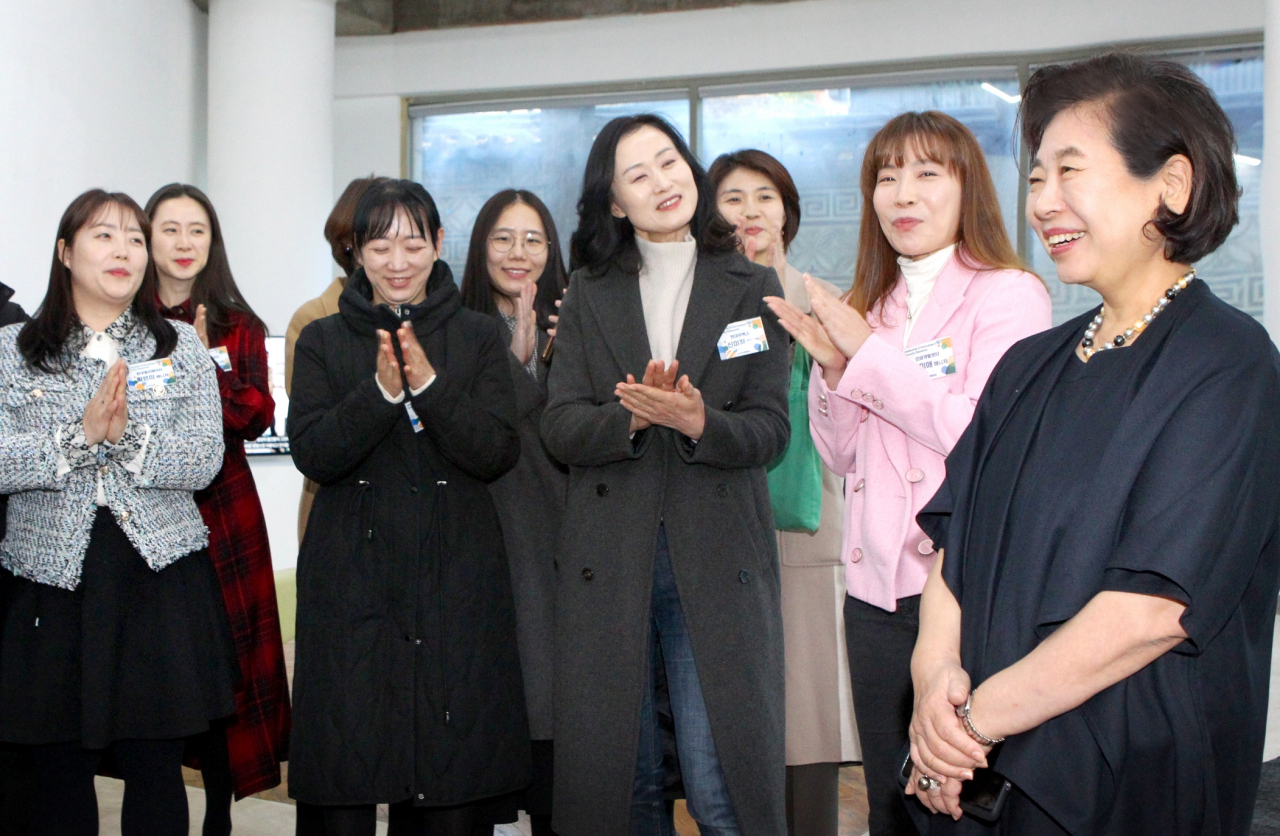 현정은(오른쪽) 현대그룹 회장이 지난 17일 서울 소격동 아트선재센터에서 열린 여성리더십 프로그램에 참가해 그룹에서 선발한 20명의 여성리더들을 격려하고 소통하는 시간을 가졌다. [현대그룹 제공]