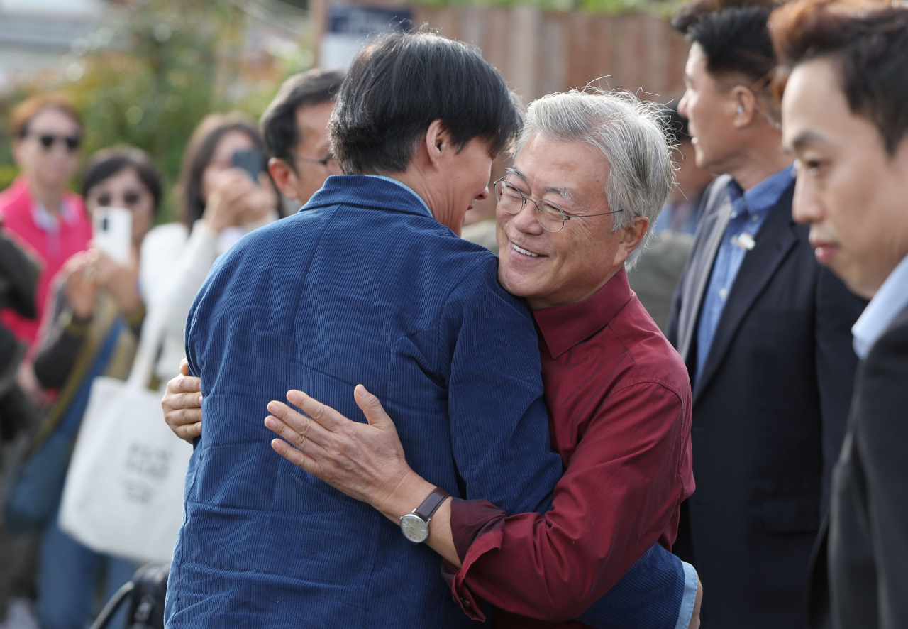 문재인 전 대통령과 조국 전 법무부 장관이 지난 9일 오후 경남 양산시 하북면 평산마을 평산책방에서 포옹하고 있다. 이날 평산책방에서는 '디케의 눈물, 조국 작가와의 만남'이 열렸다. [연합]