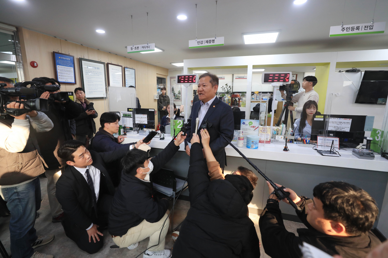 이상민 행정안전부 장관이 19일 오후 서울 종로구 청운효자동주민센터를 방문해 사흘째 이어지고 있는 정부 행정전산망 장애 복구를 위한 현장점검 진행 후 취재진의 질문에 답하고 있다.[연합]
