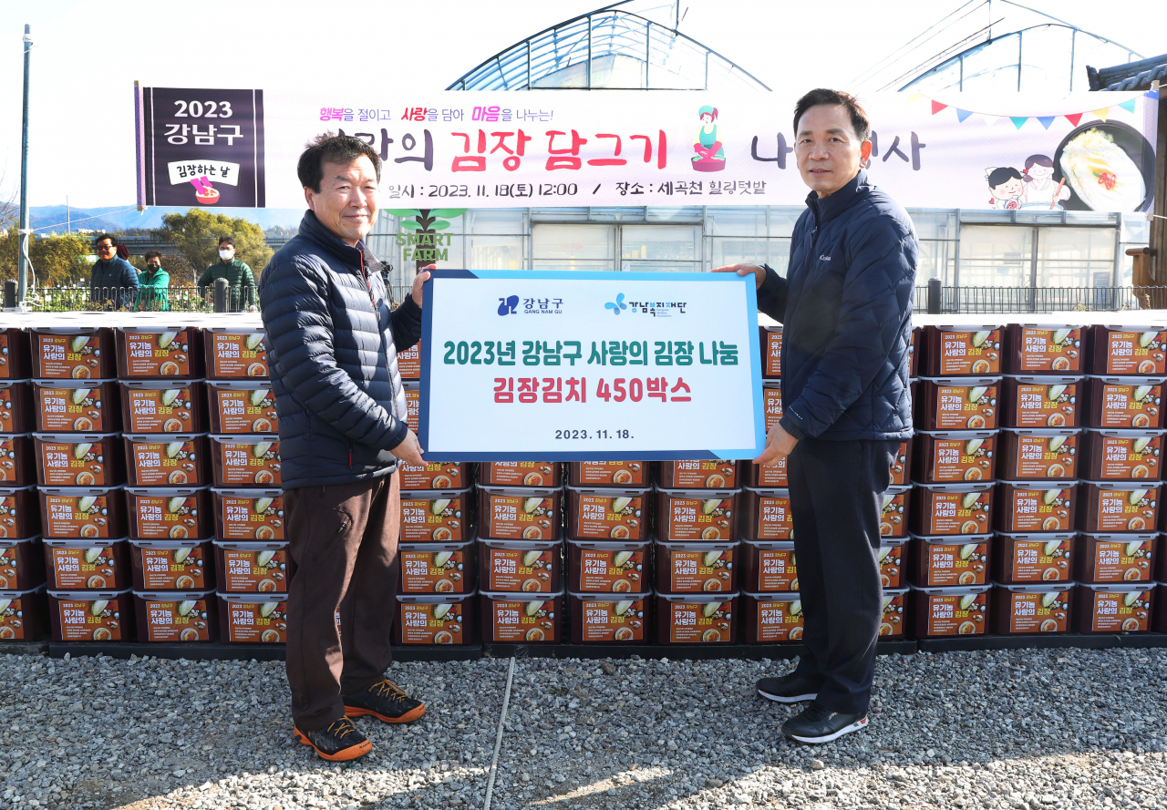 조성명 강남구청장이 세곡동 텃밭에서 수확한 배추로 세곡동 바르게살기, 한국환경관리사총연합회, 부녀회 등이 참여한 가운데 김장을 담아 취약계층에게 전달하고 있다.[강남구 제공]