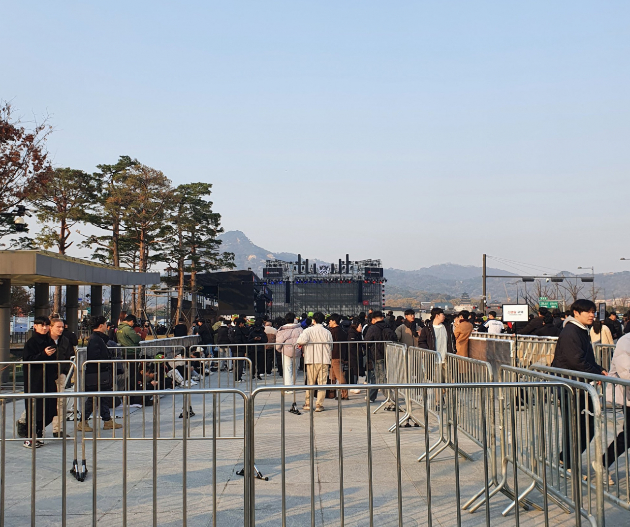 리그 오브 레전드(LoL) 월드 챔피언십(롤드컵) 결승 당일인 19일 광화문 광장에서 거리응원을 기다리고 있는 팬들의 모습. 김용재 기자