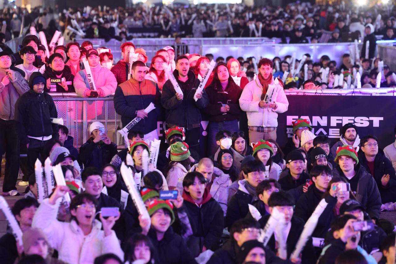 리그 오브 레전드(LoL) 월드 챔피언십(롤드컵) 결승을 앞둔 19일 오후 서울 종로구 광화문광장에서 관객들이 응원을 하고 있다. [연합]