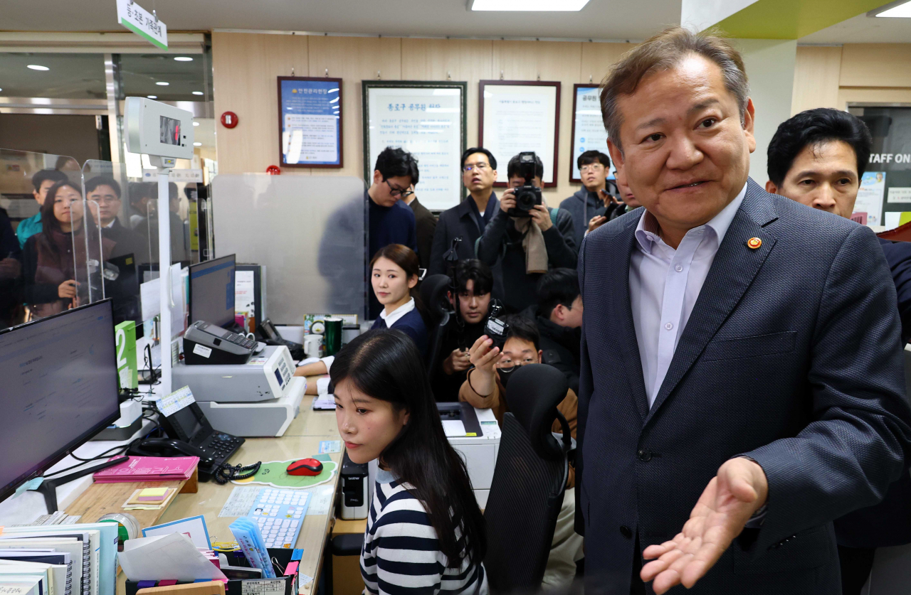이상민 행정안전부 장관이 19일 오후 서울 종로구 청운효자동주민센터를 방문해 사흘째 이어지고 있는 정부 행정전산망 장애 복구를 위한 현장점검을 하고 있다. 지난 17일 공무원 전용 행정전산망인 '새올'에 이어 정부 온라인 민원서비스인 '정부24'도 서비스가 전면 중단돼 공공기관의 민원서류 발급이 올스톱됐다. [연합]