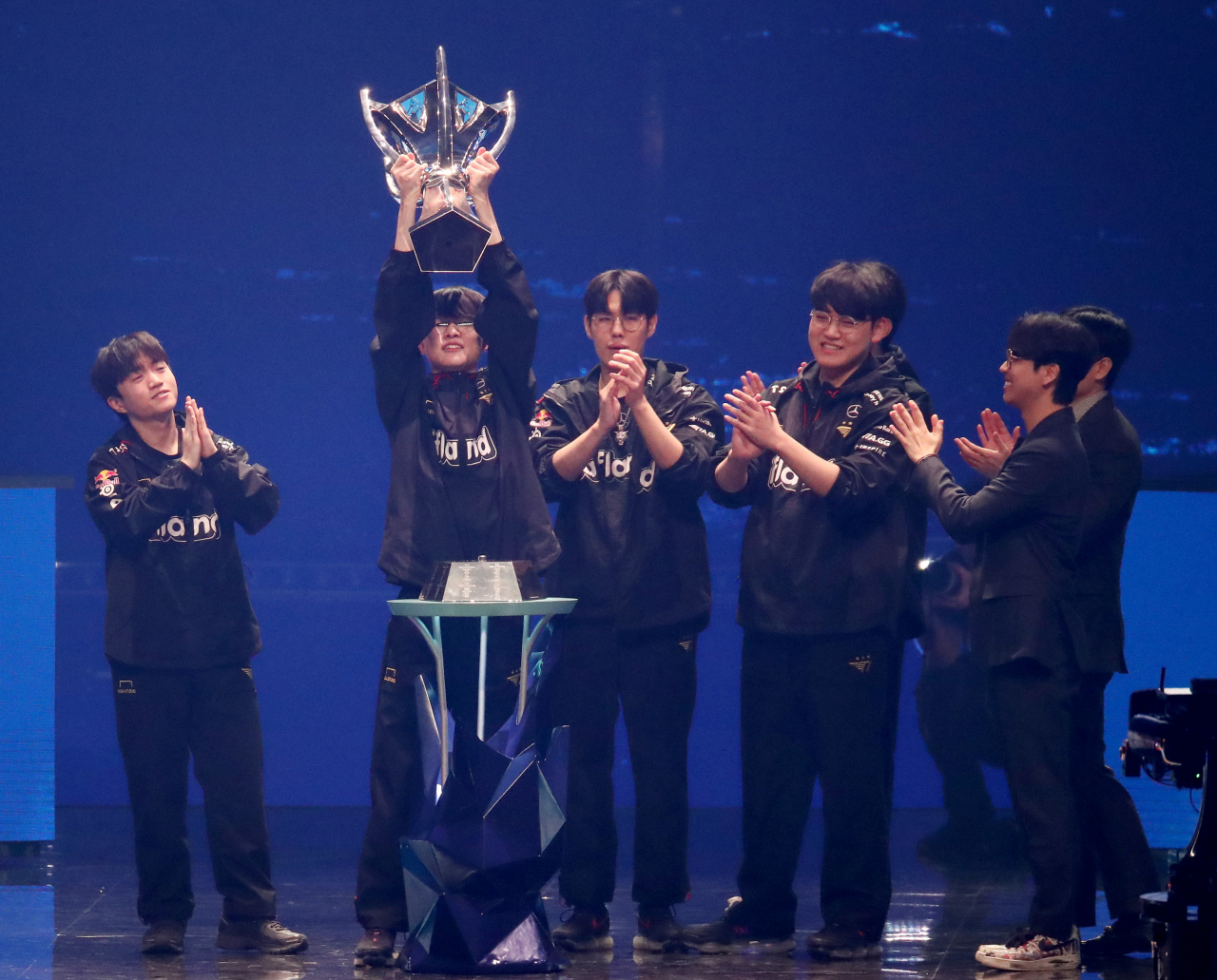 19일 오후 서울 구로구 고척 스카이돔에서 열린 ‘2023 리그 오브 레전드(LoL) 월드 챔피언십(롤드컵)’ 결승전에서 우승한 T1 ‘페이커’ 이상혁 선수가 우승컵을 들어올리고 있다. [사진공동취재단]