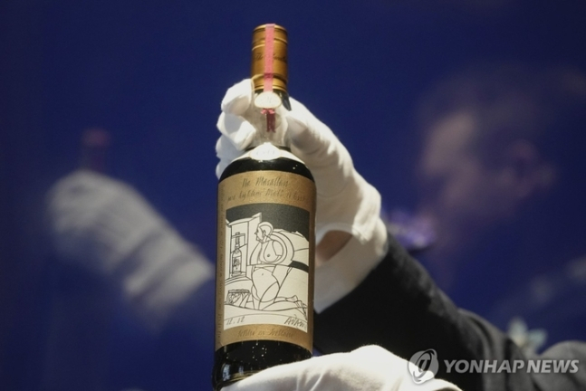 약 100년 전에 증류된 한정판 위스키 ‘맥캘란 1926’ 한 병이 약 35억원에 팔리며 세계에서 가장 비싼 술이 됐다. [연합]