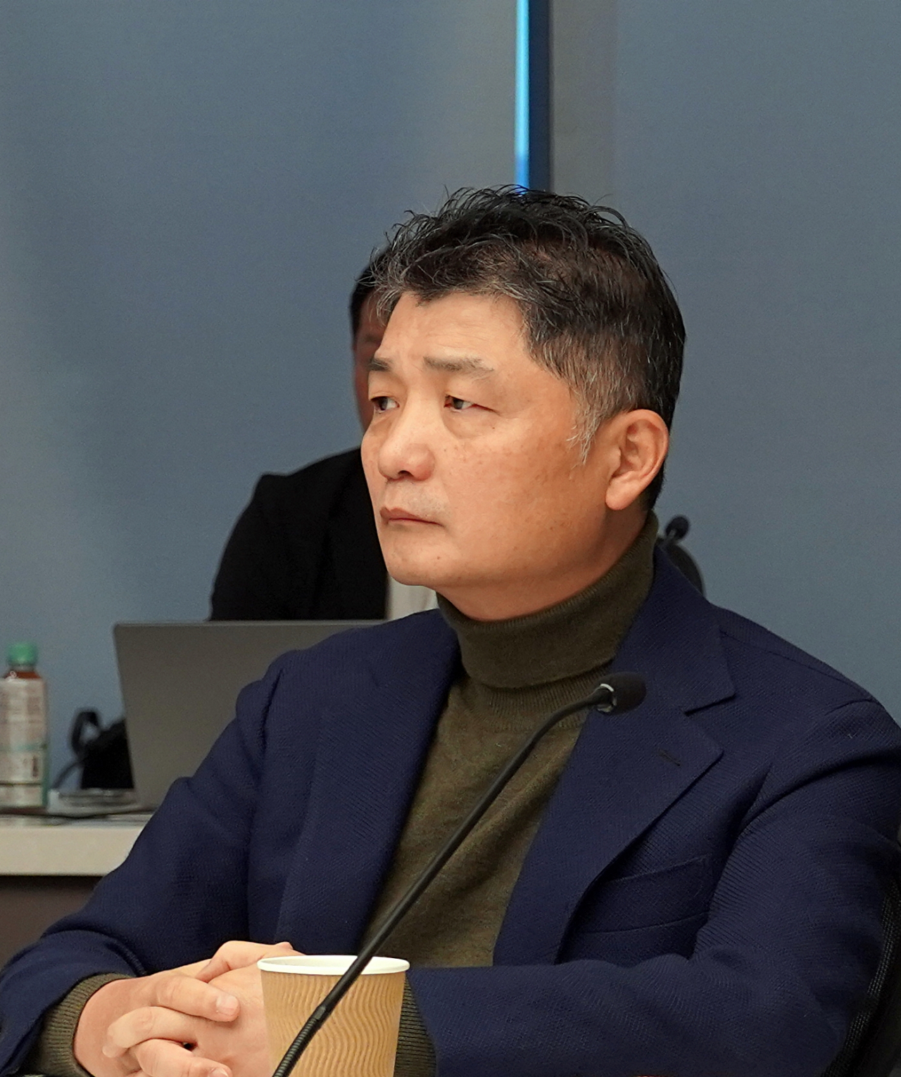카카오는 20일 오전 김범수 경영쇄신위원장을 포함해 주요 공동체 최고경영자(CEO) 등 20여명이 참석한 가운데 카카오 판교아지트에서 4차 공동체 경영회의를 열었다. 이날 회의에서는 지난주 진행된 카카오모빌리티와 택시단체 간담회에 따른 후속 조치 및 ‘준법과 신뢰위원회’ 관계사 협약 관련 논의 등이 진행됐다. [카카오 제공]
