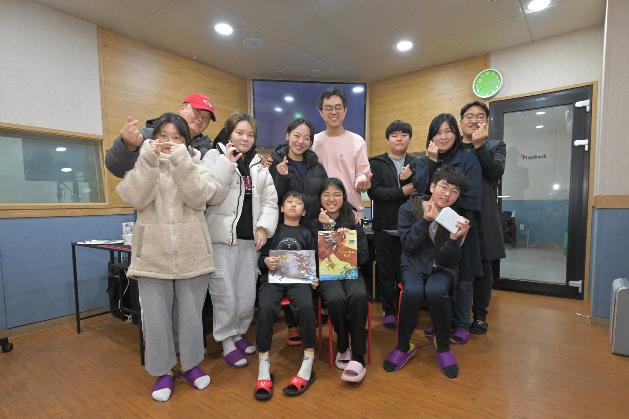㈜한화 임직원 및 가족들이 독서취약계층 아동 지원을 위한 ‘목소리 재능 기부’ 봉사활동에 참여했다. [㈜한화]