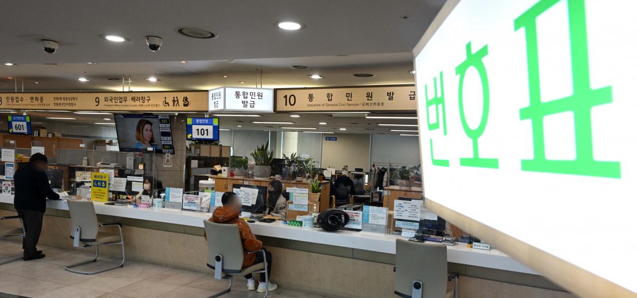 공무원 행정전산망 ‘새올’과 온라인 민원 서비스 ‘정부24’가 복구된 20일 오전 서울 용산구 용산구청 민원실에서 민원인이 서류를 발급받고 있다. 앞선 17일 ‘새올 시스템’이 장애 문제로 사용자 접속이 막히면서 민원 현장에선 각종 증명서 발급이 전면 중단됐다. 이상섭 기자