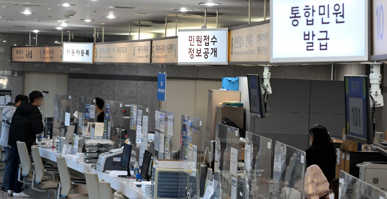 공무원 행정전산망 ‘새올’과 온라인 민원 서비스 ‘정부24’가 복구된 20일 오전 서울 용산구 용산구청 민원실에서 민원인이 서류를 발급받고 있다. 앞선 17일 ‘새올 시스템’이 장애 문제로 사용자 접속이 막히면서 민원 현장에선 각종 증명서 발급이 전면 중단됐다. 이상섭 기자