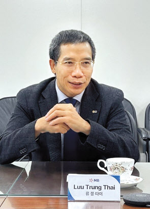 류 쯩 타이 베트남 밀리터리뱅크 회장이 에스텍시스템과 MOU체결식 후 기자들과 인터뷰를 하고 있다. [에스텍시스템 제공]
