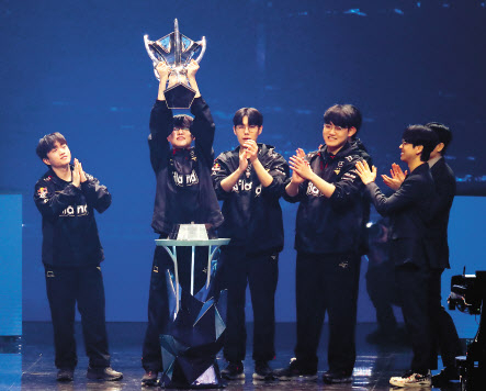 19일 서울 고척 스카이돔에서 열린 ‘2023 리그 오브 레전드(LoL) 월드 챔피언십(롤드컵)’ 결승전에서 우승한 T1의 ‘페이커’ 이상혁 선수가 우승컵을 들어올리고 있다. [사진공동취재단]