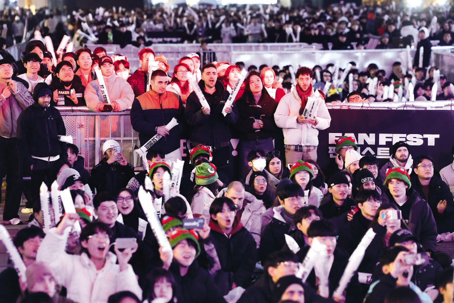 리그 오브 레전드(LoL) 월드 챔피언십(롤드컵) 결승을 앞둔 19일 오후 서울 종로구 광화문광장에서 관객들이 응원을 하고 있다. [연합]