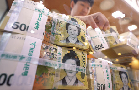 서울 한 시중은행에서 직원이 5만원권을 정리하고 있는 모습. [연합]