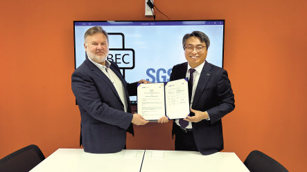 김현철(오른쪽) KTR 원장이 벨기에 브뤼셀에서 시험인증기관인 SGS CEBEC의 요한 파이프 대표와 상호 협력을 위한 업무협약을 체결한 후 기념촬영을 하고 있다. [KTR 제공]