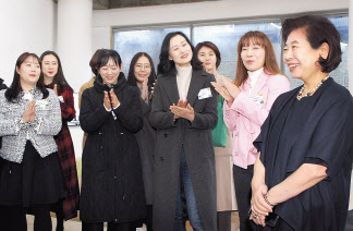 현정은(맨 오른쪽) 현대그룹 회장이 지난 17일 서울 소격동 아트선재센터에서 열린 여성리더십 프로그램에 참가해 그룹에서 선발한 20명의 여성리더들을 격려하고 소통하는 시간을 가졌다. [현대그룹 제공]