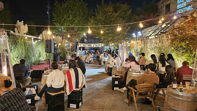 순천 부릉부릉마을에서 맥주를 마시고 있는 젊은이들.
