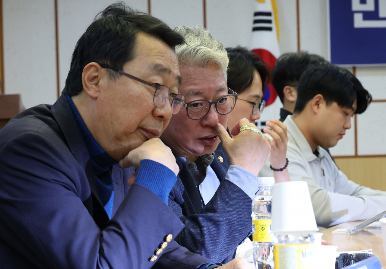 19일 국회에서 열린 '원칙과 상식'의 간담회 '민심소통, 청년에게 듣는다'에서 윤영찬, 조응천 의원이 대화하고 있다. [연합]