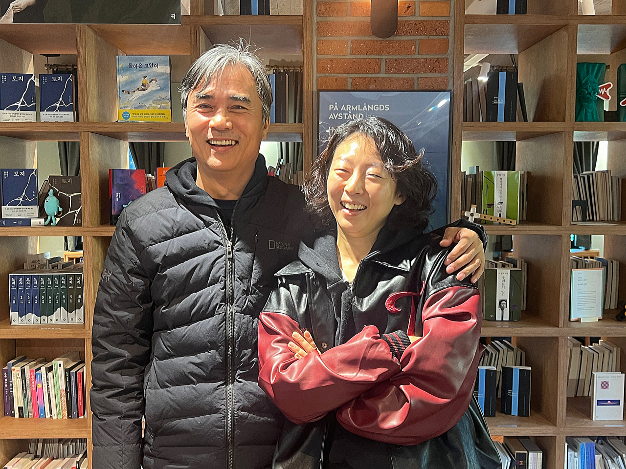 50대 연출가 이해성 극단 고래 대표와 성폭력반대연극인행동 대표인 40대 연출가 홍예원이 만나 젠더, 세대, 위계로 인한 소통의 어려움을 담은 연극 ‘우리’를 작업했다. 두 사람의 치열한 논쟁은 고스란히 무대에 담겼다. 이들의 모습이 바로 우리 사회의 단면이었다. 고승희 기자