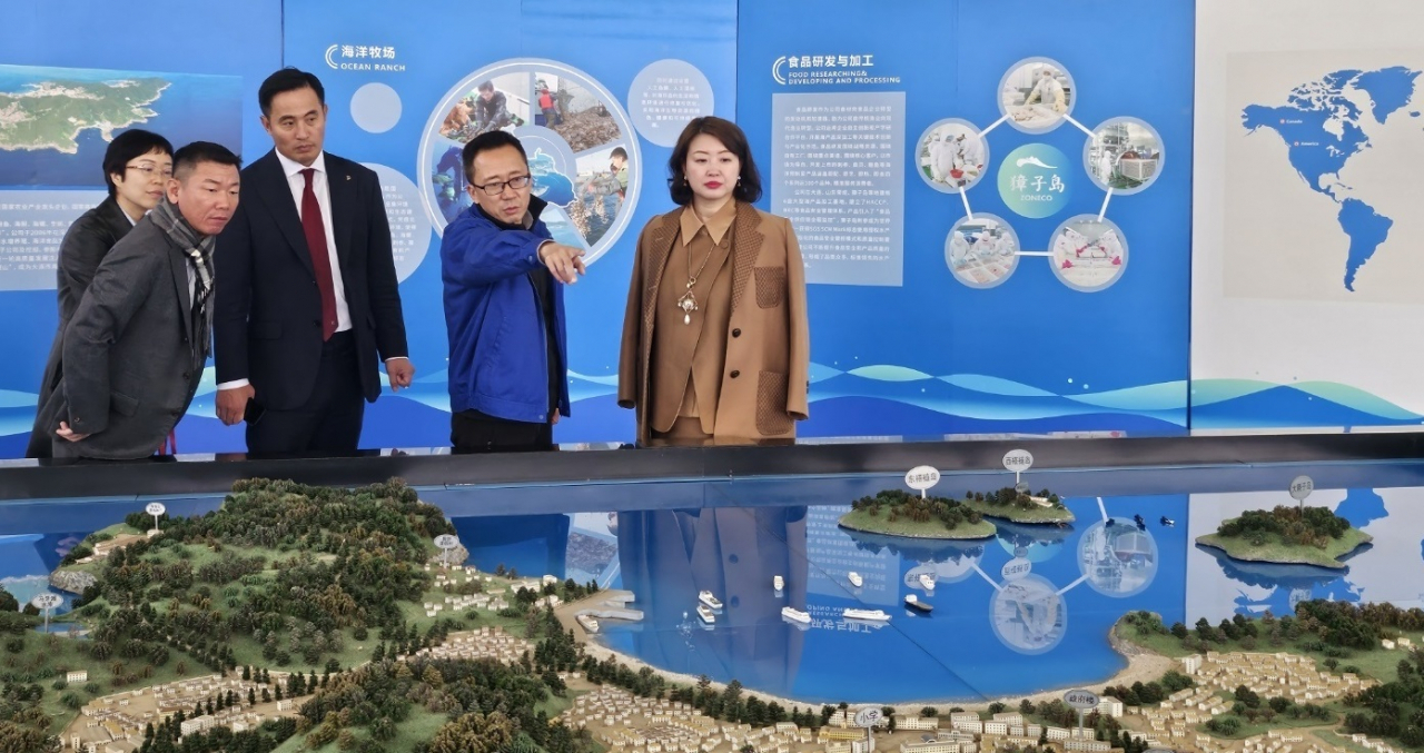 박림(朴琳) 장자도그룹 한국 주재 신임집행관(사진 맨 오른쪽)이 중국 대련 내 장자도그룹 주요 생산 공장을 시찰하며 관계자의 현황 브리핑을 받고 있다.[장자도그룹 제공]