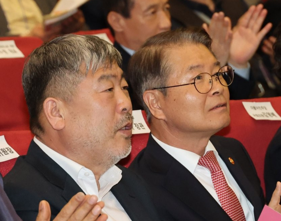 지난 4월 4일 서울 여의도 국회 의원회관에서 열린 '약자와의 동행 연대협약식'에서 만난 이정식 고용노동부 장관과 김동명 한국노총 위원장이 나란히 앉아 박수치고 있다. [연합]