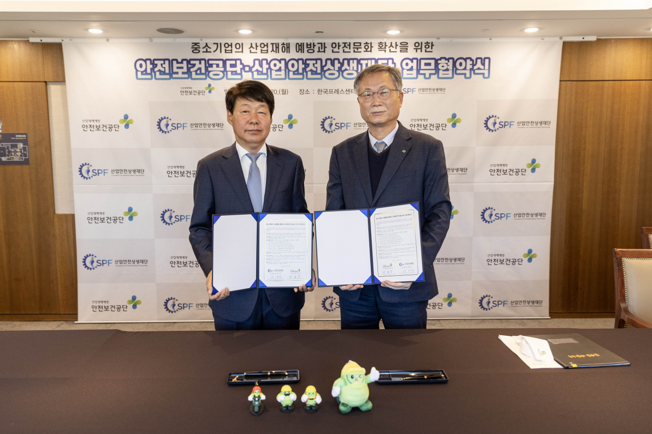 안경적 산업안전상생재단 이사장(왼쪽)과 안종주 안전보건공단 이사장이 20일 중소기업의 자기규율 예방체계 구축을 지원하고 산업현장에 안전문화를 확산하기 위한 업무협약을 체결하고 기념사진을 촬영하고 있다. [산업안전상생재단 제공]