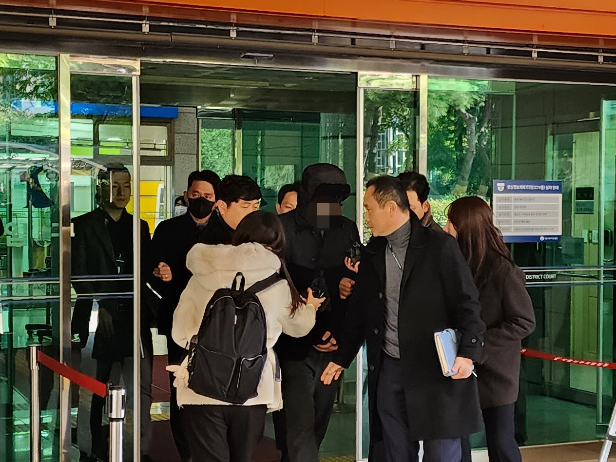 의료행위 과정에서 환자 2명을 살해한 혐의를 받는 한 요양병원 원장이 구속 전 피의자 심문(영장실질심사)을 마치고 14일 서울서부지법을 나서고 있다. [연합]
