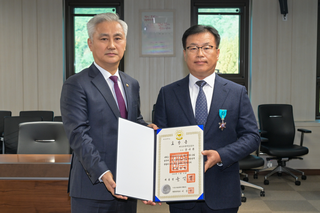 강규환(오른쪽) HD현대중공업 상무가 20일 방위사업청에서 열린 ‘2023년 방위력 개선 유공자 정부포상 전수식’에서 산업포장을 받았다. [HD현대중공업 제공]
