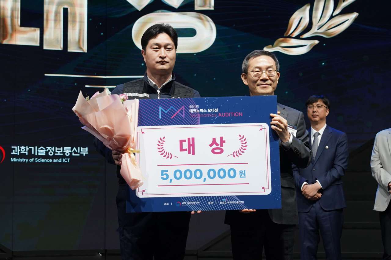 라호원 박사가 출연연 테크노믹스 오디션에서 대상을 수상하고 있다.[한국에너지기술연구원 제공]