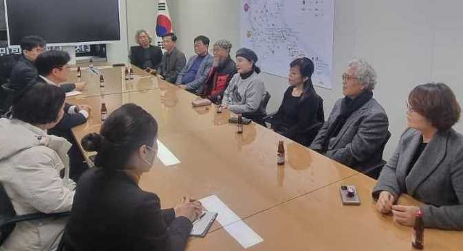 김병수 김포시장〈사진 왼쪽〉이 지난 15일 김포예총과의 정담회를 통해 서울시편입에 대한 의견을 청취하고 있다.