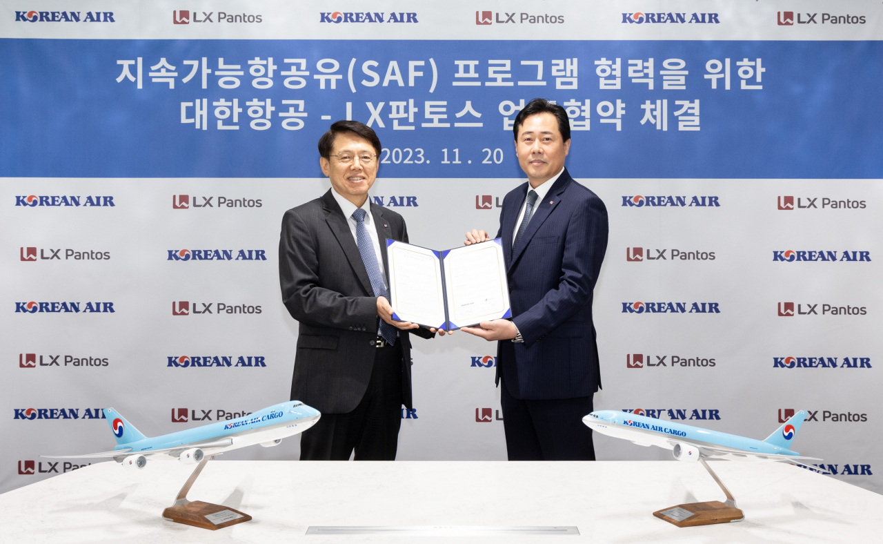 20일 서울 강서구 대한항공 본사에서 엄재동(왼쪽) 대한항공 화물사업본부장 전무와 오근택 LX판토스 항공사업부장이 ‘지속가능 항공유(SAF)’ 사용 확대를 위한 협약을 체결한 뒤 기념촬영을 하고 있다. [대한항공 제공]
