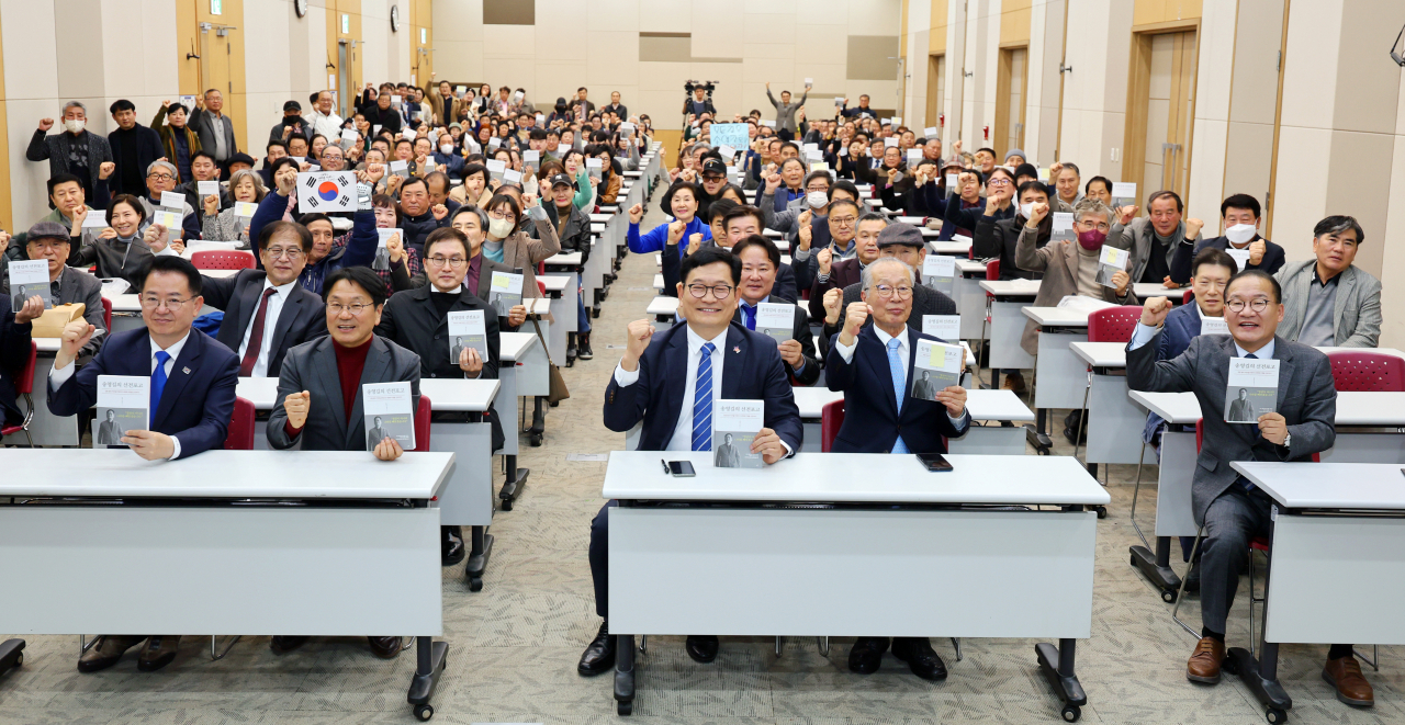19일 오후 광주 서구 김대중컨벤션센터 2층에서 열린 더불어민주당 송영길 전 대표의 신간 '송영길의 선전포고' 출판기념회에서 참가자들이 기념사진을 찍고 있다.[연합]