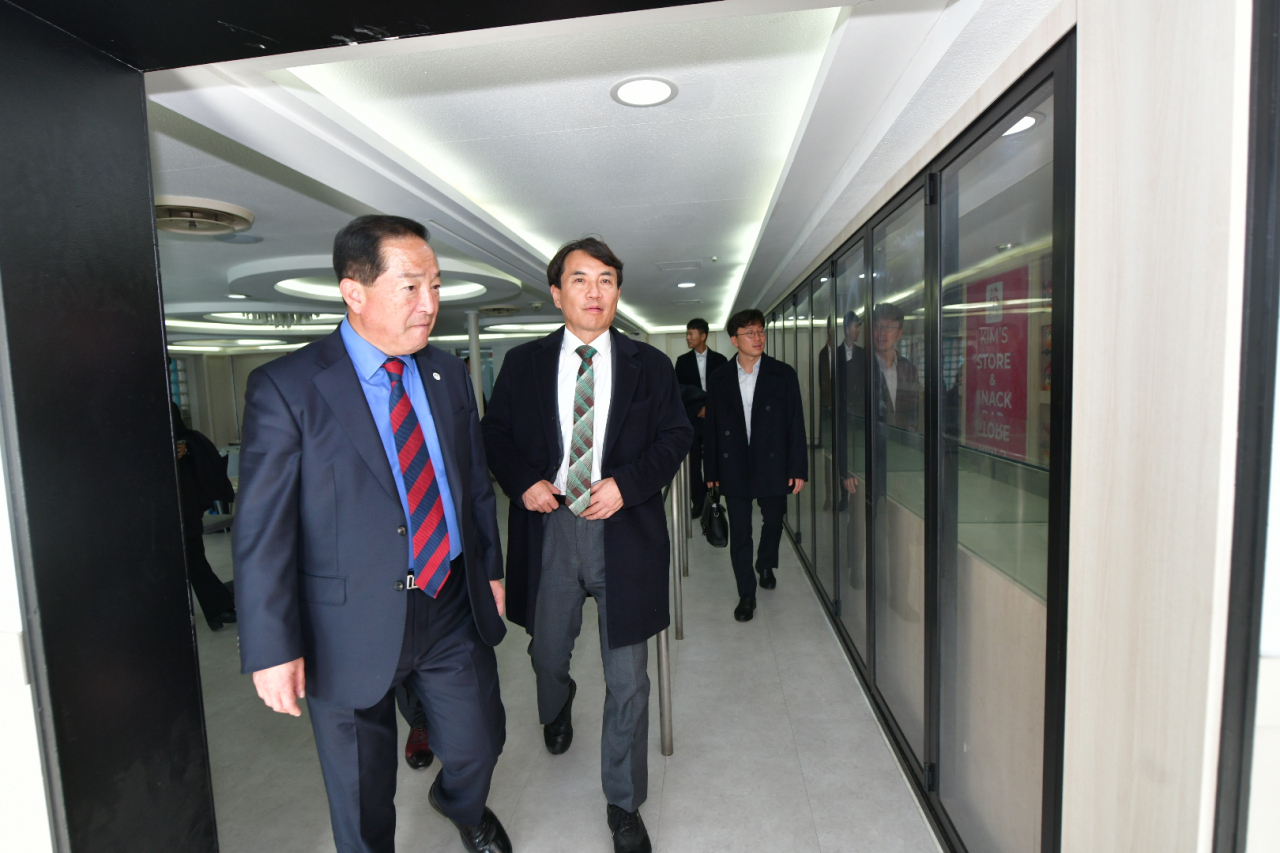 이병선 속초시장(왼쪽)과 김진태 강원지사(오른쪽)