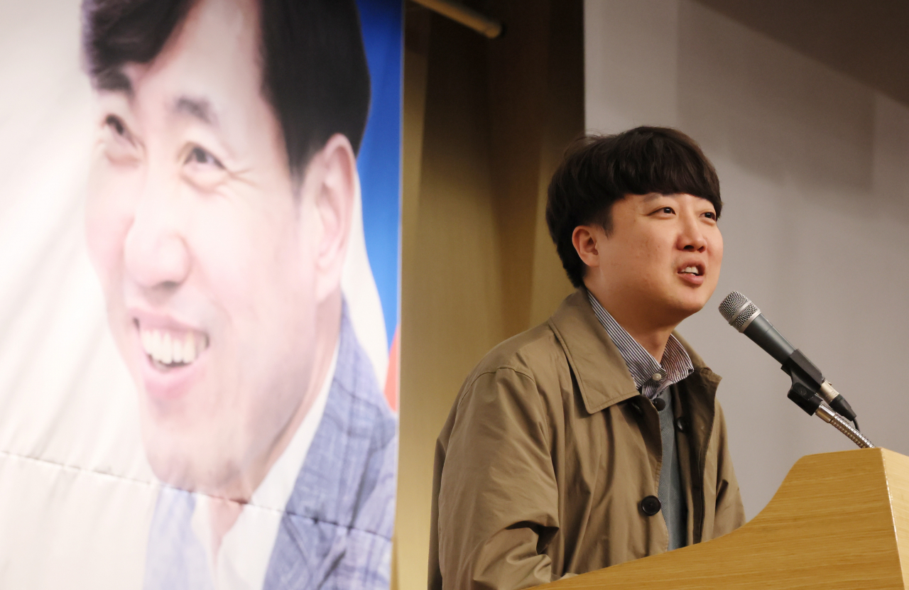 이준석 국민의힘 전 대표가 20일 국회 도서관에서 열린 하태경 의원의 출판기념회에서 축사를 하고 있다. [연합]
