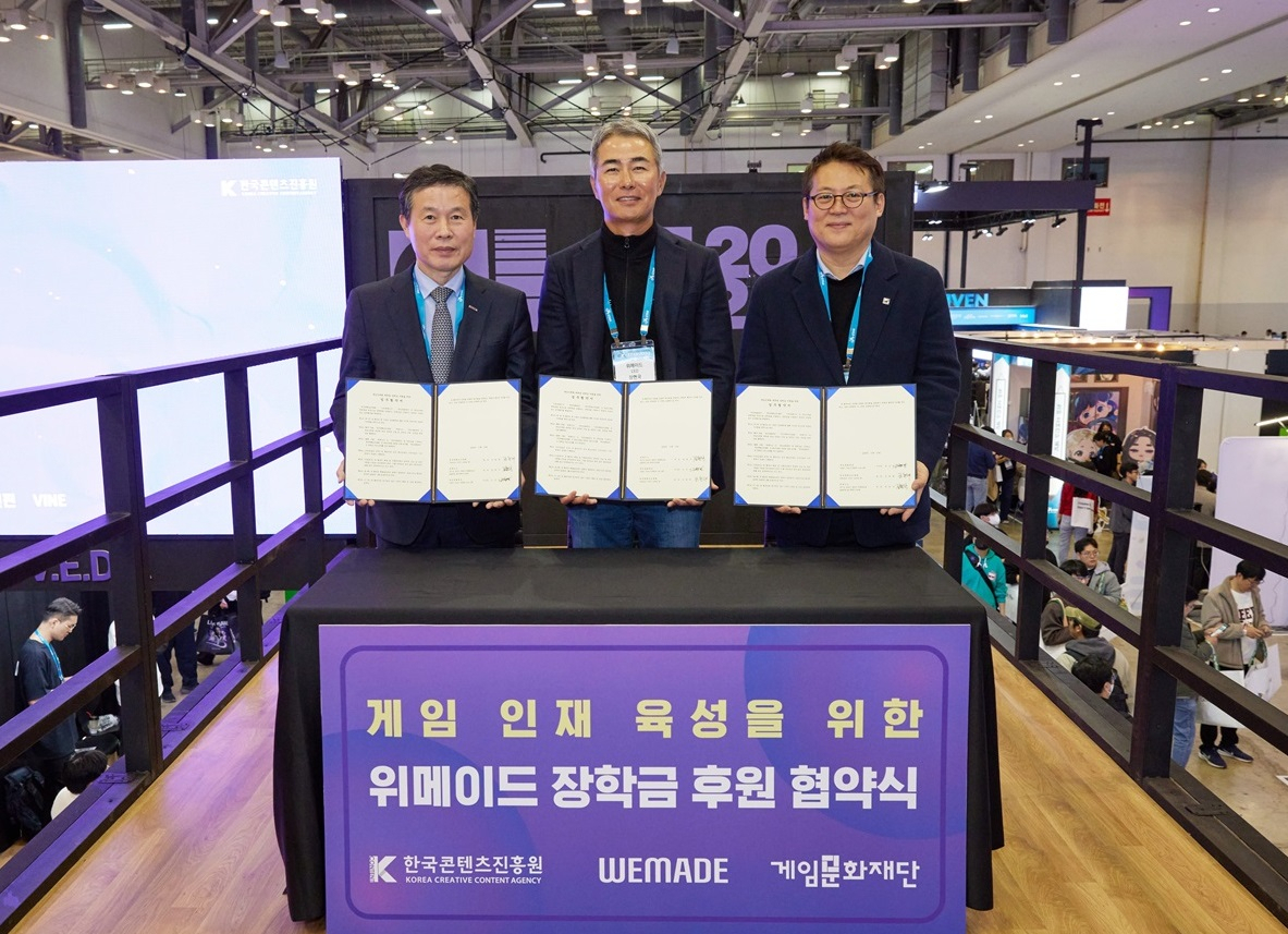조현래(왼쪽부터) 한국콘텐츠진흥원 원장, 장현국 위메이드 대표, 김경일 게임문화재단 이사장이 지난 16일 지스타 2023(G-STAR 2023) 현장에서 게임 인재육성을 위한 장학금 후원 협약식을 체결했다. [위메이드 제공]