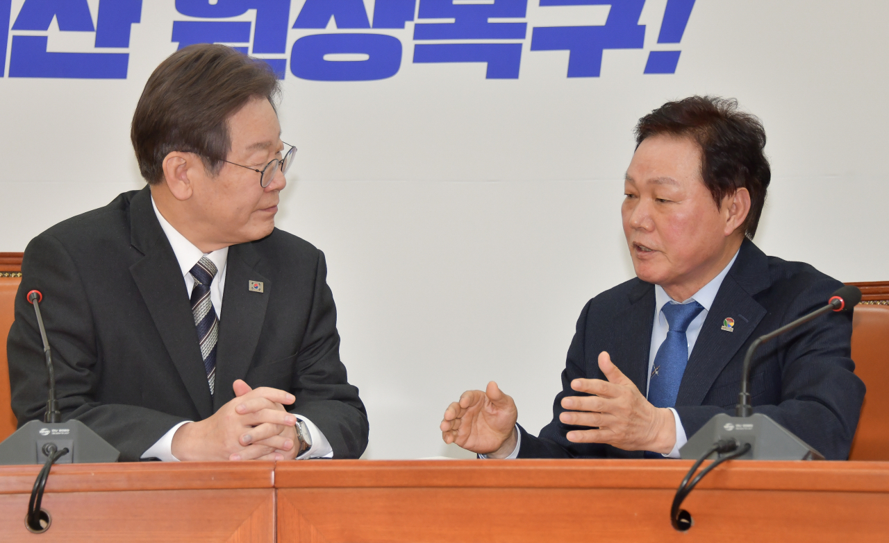 20일 국회를 찾은 박완수 경남도지사(오른쪽)가 이재명 더불어민주당 대표를 만나 우주항공청 특별법의 조속한 처리를 위한 여야 합의를 당부하고 있다. [사진=경남도]