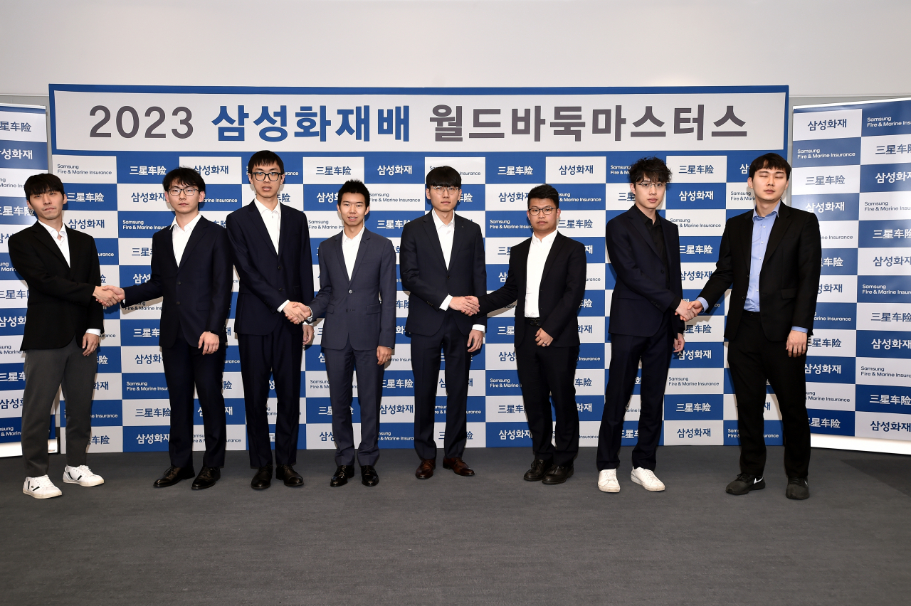 삼성화재배 8강에서 맞붙게 된 선수들이 악수를 나누고 있다. 왼쪽부터 김명훈-딩하오, 쉬자양-구쯔하오, 신진서-셰얼하오, 렌샤오-박정환.[한국기원 제공]