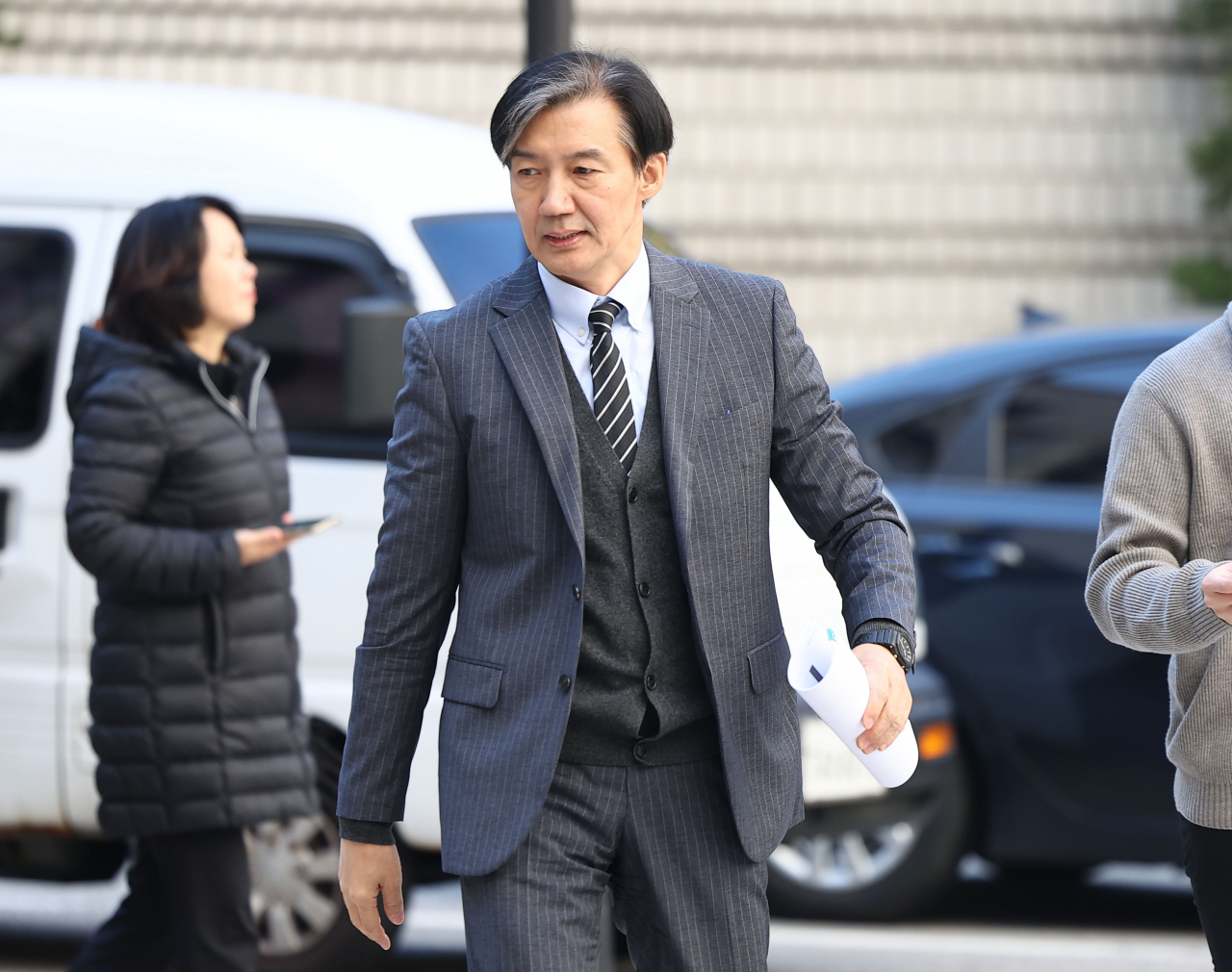 자녀 입시비리·감찰무마 혐의로 1심에서 징역 2년을 선고 받은 조국 전 법무부 장관이 20일 오후 서울 서초구 서울고등법원에서 열린 2심 속행 공판에 출석하고 있다. [연합]