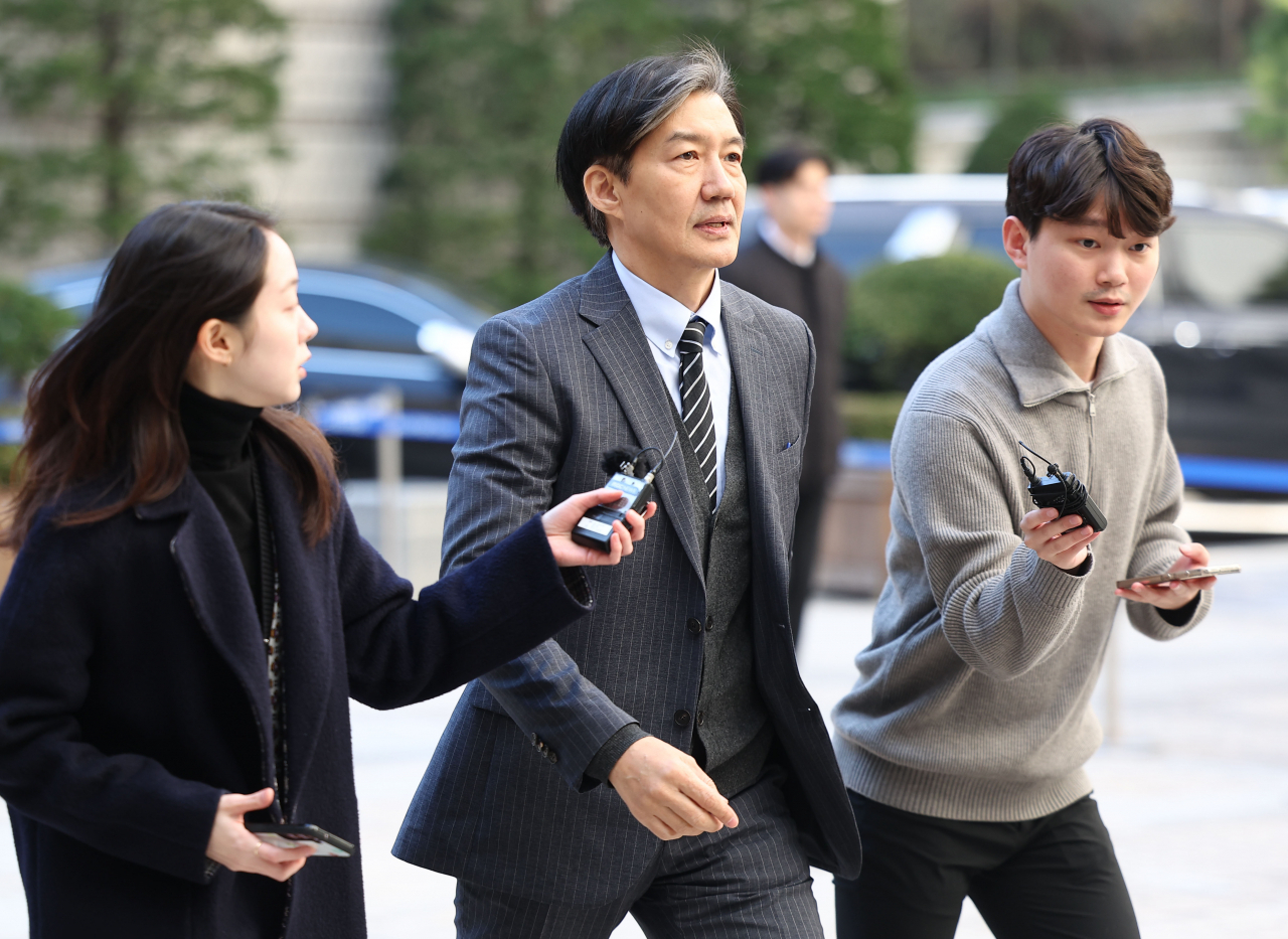 자녀 입시비리·감찰무마 혐의로 1심에서 징역 2년을 선고 받은 조국 전 법무부 장관이 20일 오후 서울 서초구 서울고등법원에서 열린 2심 속행 공판에 출석하고 있다. [연합]