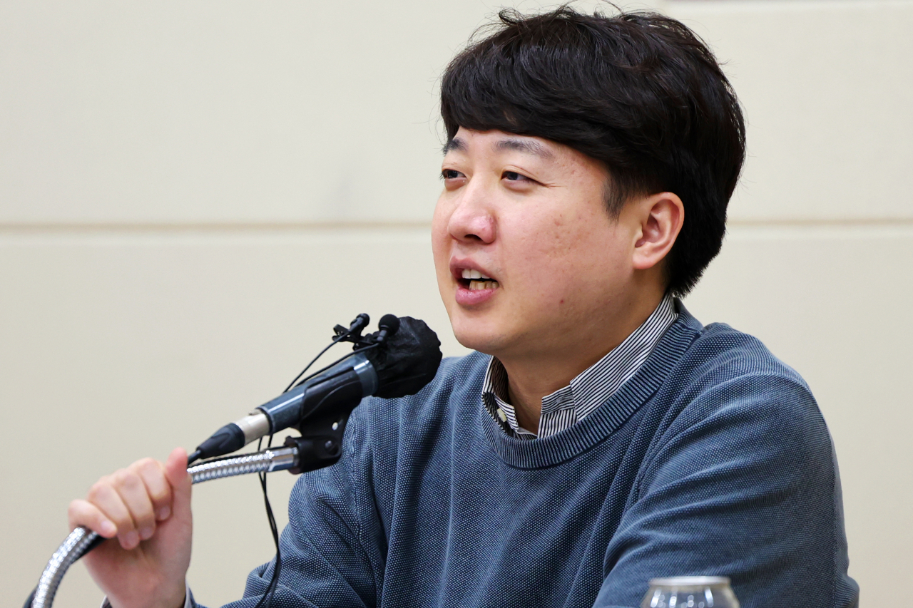 이준석 전 국민의힘 대표가 19일 오후 광주 서구 김대중컨벤션센터에서 열린 'x세대와 MZ세대 정치 고수가 만나 정치혁신과 미래 비전을 논하다' 토크콘서트에서 발언하고 있다. [연합]