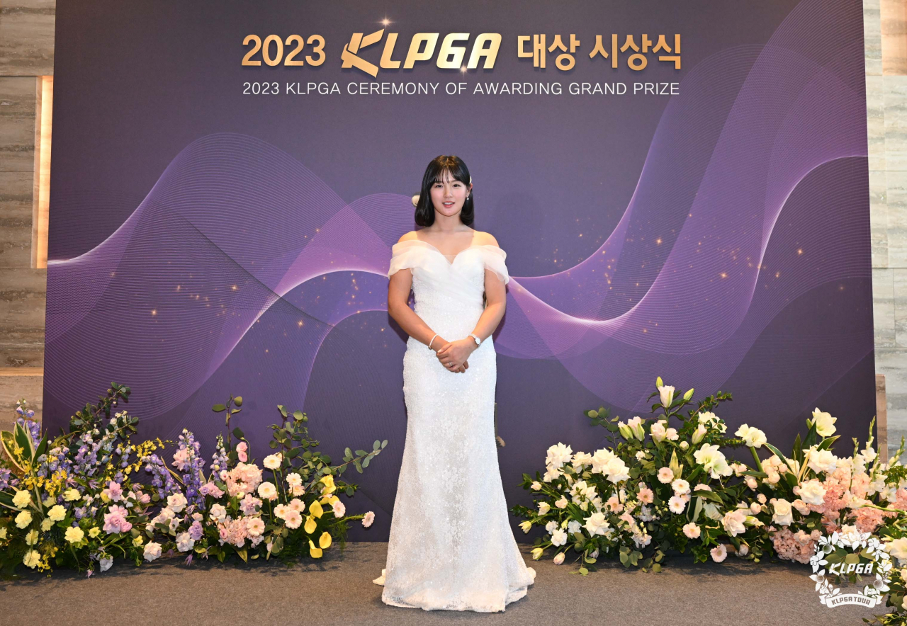 열성팬이 많기로 정평이난 박현경은 팬투표로 선정되는 인기상을 수상했다.[KLPGA 제공]
