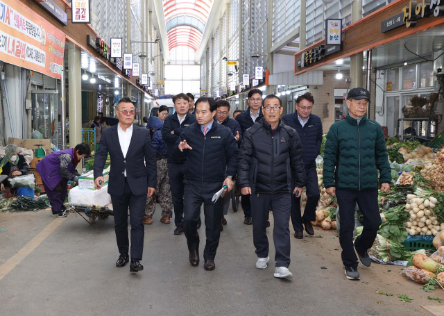 DGB대구은행 임직원들이 20일 죽도시장을 찾아 상인들과 간담회를 진행한 후 상인들과 함께 시장을 둘러보고 있다.[DGB대구은행 제공]