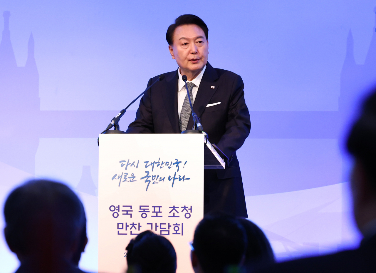 영국을 국빈 방문한 윤석열 대통령이 20일(현지시간) 런던의 한 호텔에서 열린 동포 만찬 간담회에서 격려사를 하고 있다. [연합]