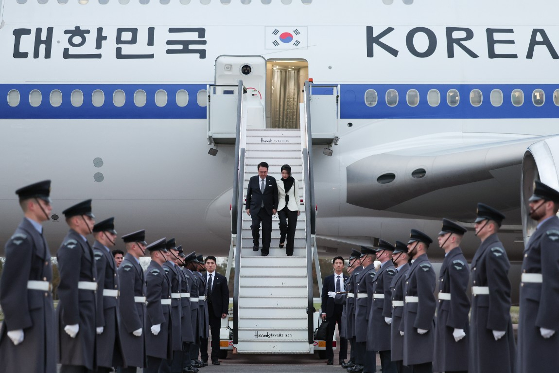영국을 국빈 방문하는 윤석열 대통령과 부인 김건희 여사가 20일(현지시간) 런던 스탠스테드 공항에 도착, 공군 1호기에서 내리고 있다. [연합]