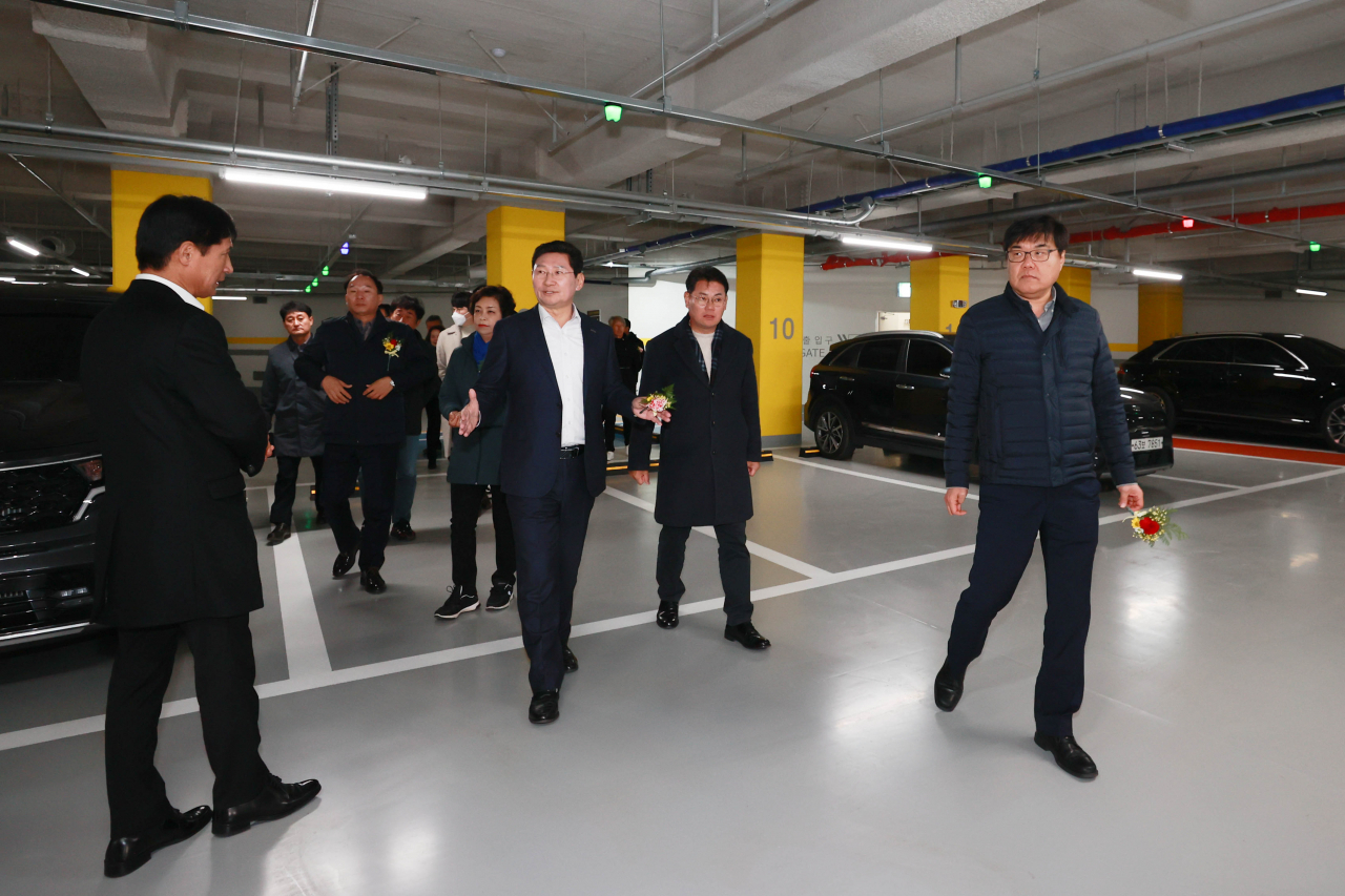 이상일 용인특례시장이 지난 11월13일 개장한 포곡읍 둔전 공영주차장을 둘러보고 있다.