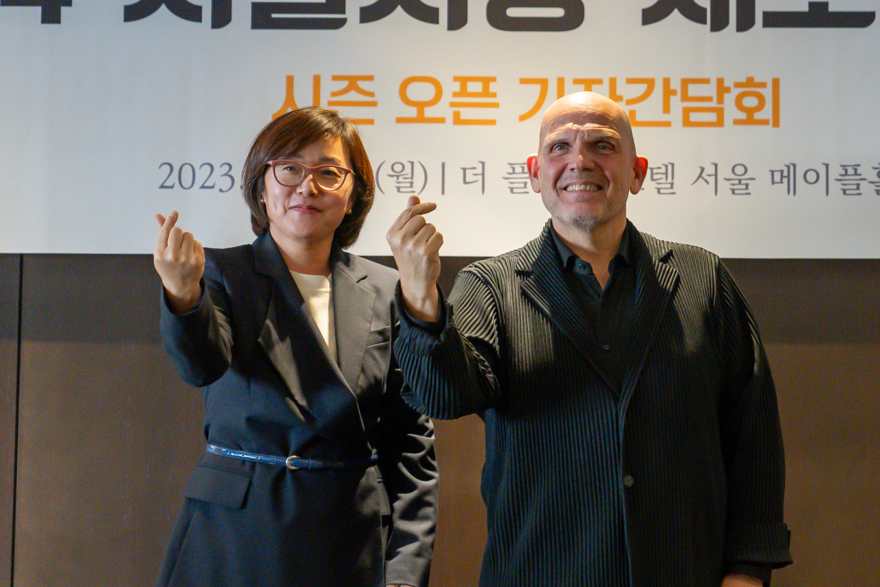 내년 1월 서울시립교향악단 음악감독으로 취임하는 얍 판 츠베덴(오른쪽)과 손은경 대표 [서울시립교향악단 제공]