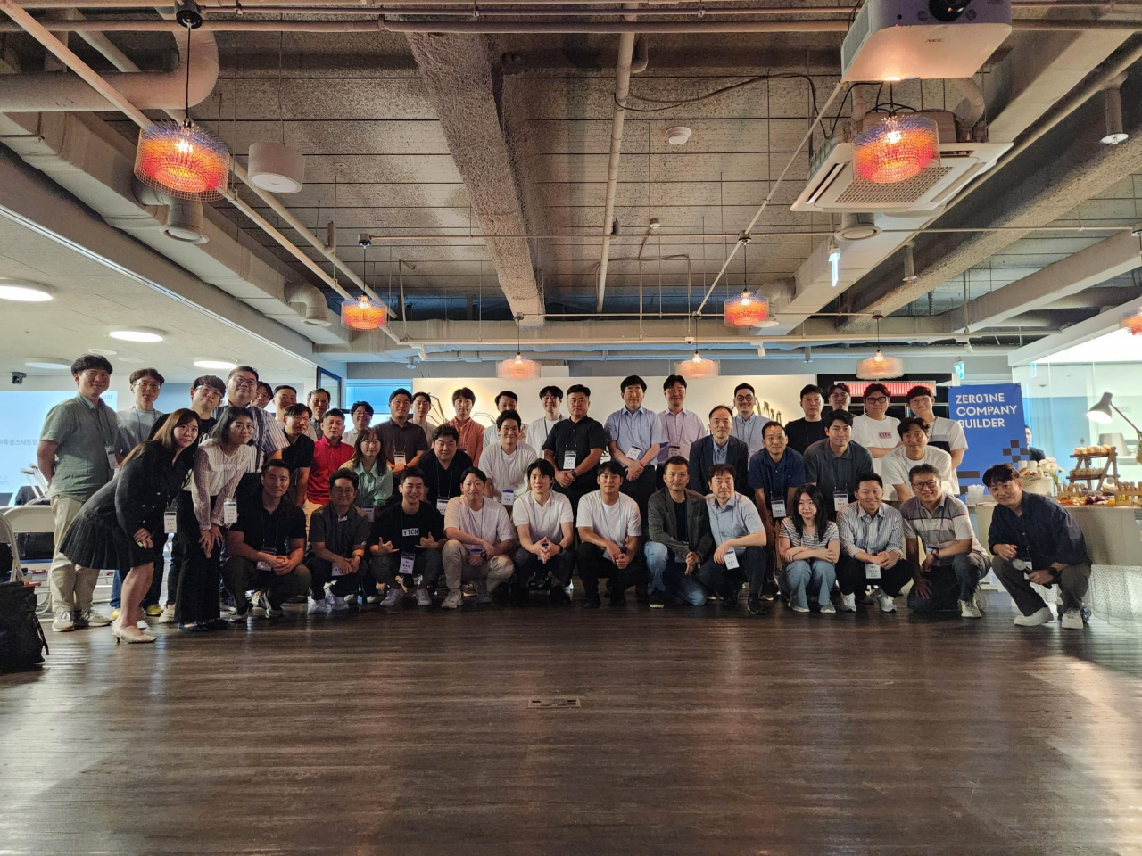 21일 서울 서초구 드림플러스 강남 제로원에서 ‘에픽카’, ‘에이치충전연구소’, ‘쓰리아이솔루션’ 등 현대차그룹에서 분사한 스타트업 직원들이 사진 촬영을 하고 있다. [현대차 제공]