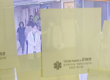 전남 광주의 모 사립대학교 병원 전공의 A씨가 올린 CCTV 영상. 대화 중 손으로 뺨을 내리치는 모습. [보배드림]