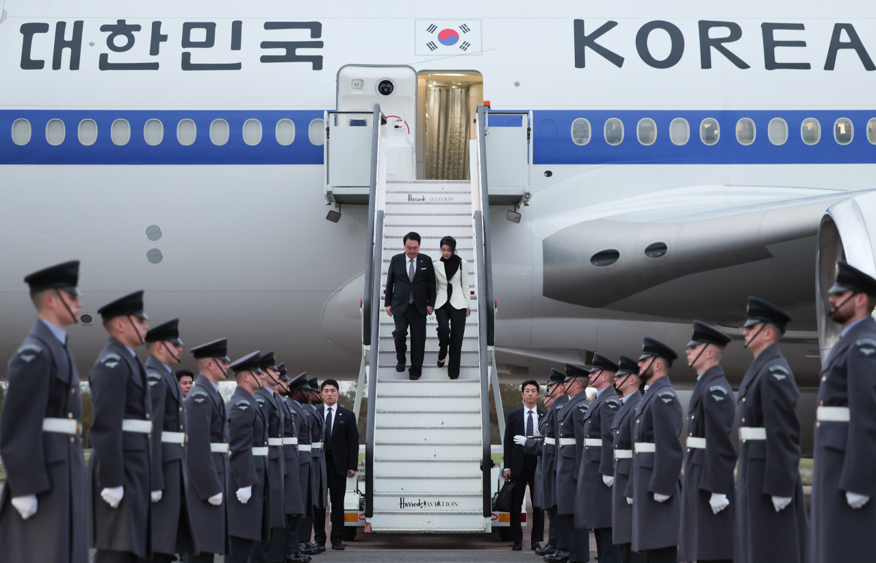 영국을 국빈 방문하는 윤석열 대통령과 부인 김건희 여사가 20일(현지시간) 런던 스탠스테드 공항에 도착, 공군 1호기에서 내리고 있다. [연합]